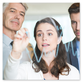 Taller de mejora con equipo y pizarra