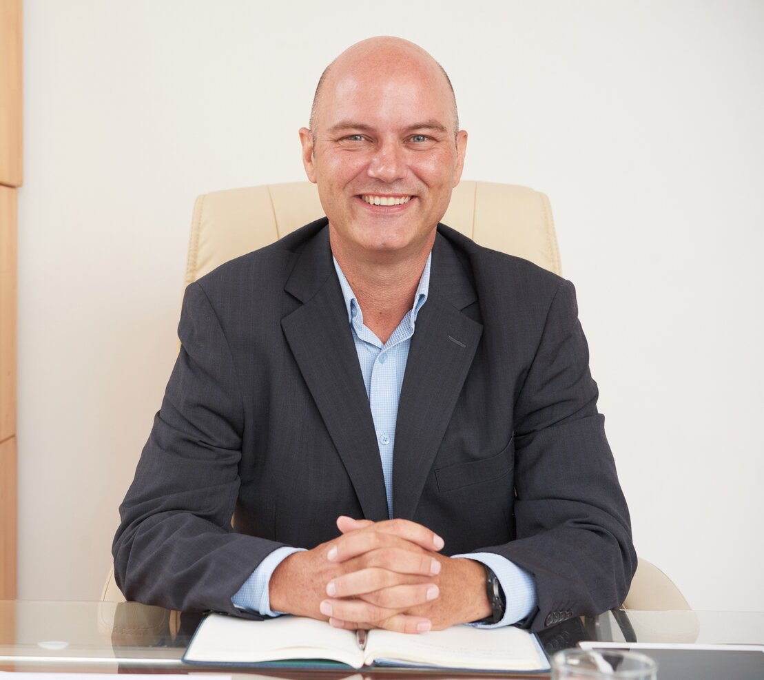 Retrato profesional de líder tecnológico