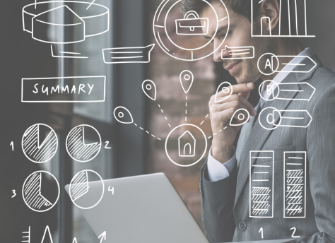 Equipo revisando informes de negocio