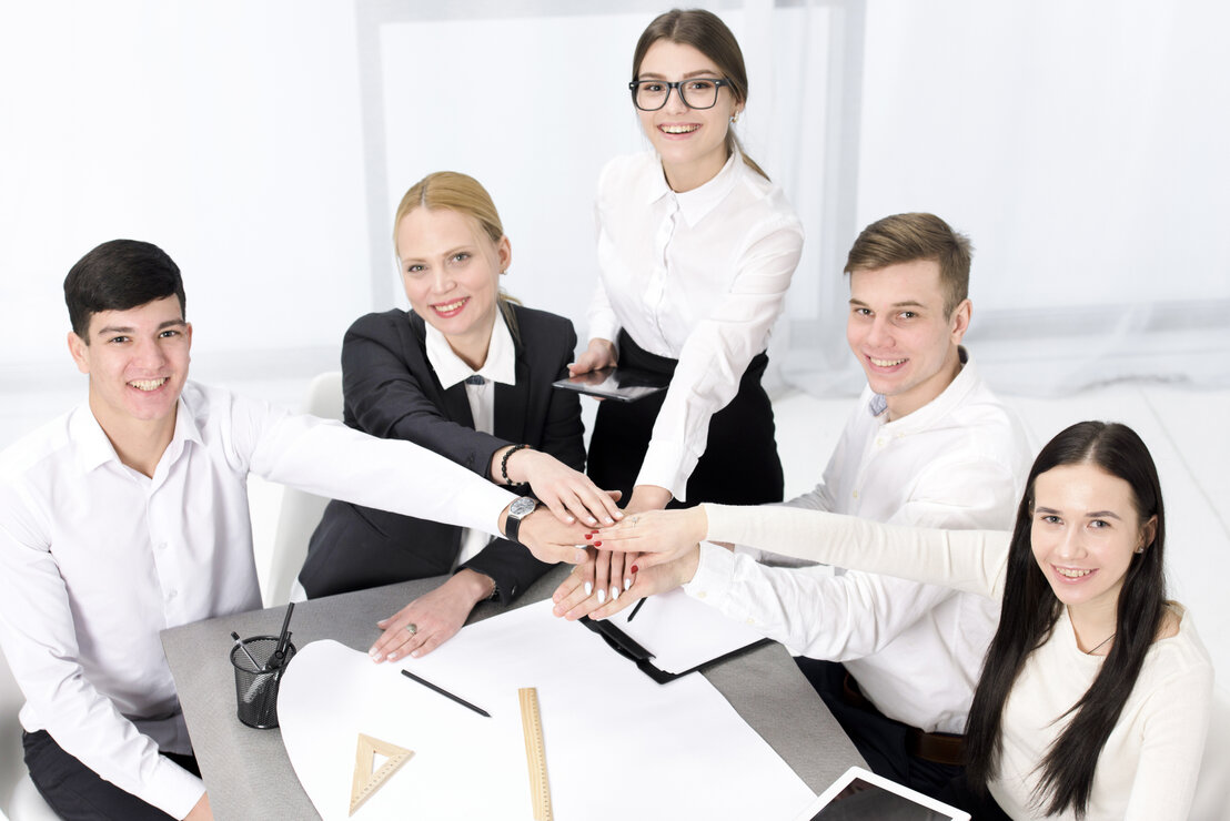 Retrato de equipo asociado de consultores