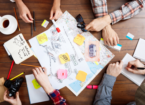 Sesión de planificación estratégica con pizarra