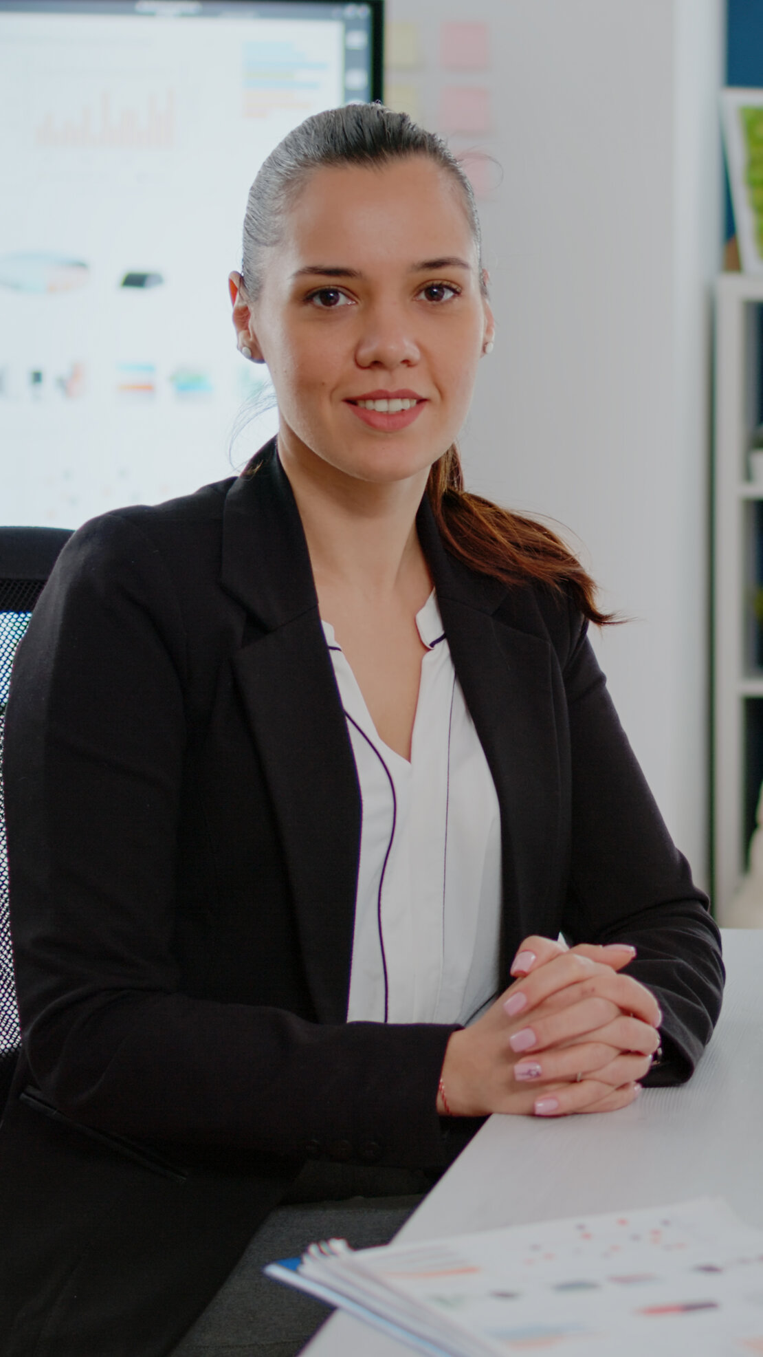 Retrato profesional de consultora senior